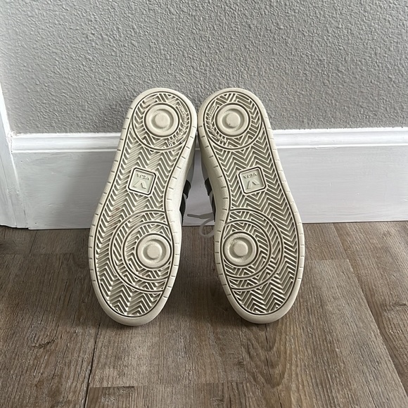 Women’s Veja V-10 Sneaker in Extra White & Black - Picture 9 of 9